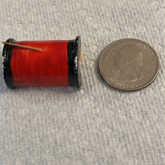 Vintage Original by Robert. Spool of Red Thread with a needle very rare. Signed - Picture 12 of 13